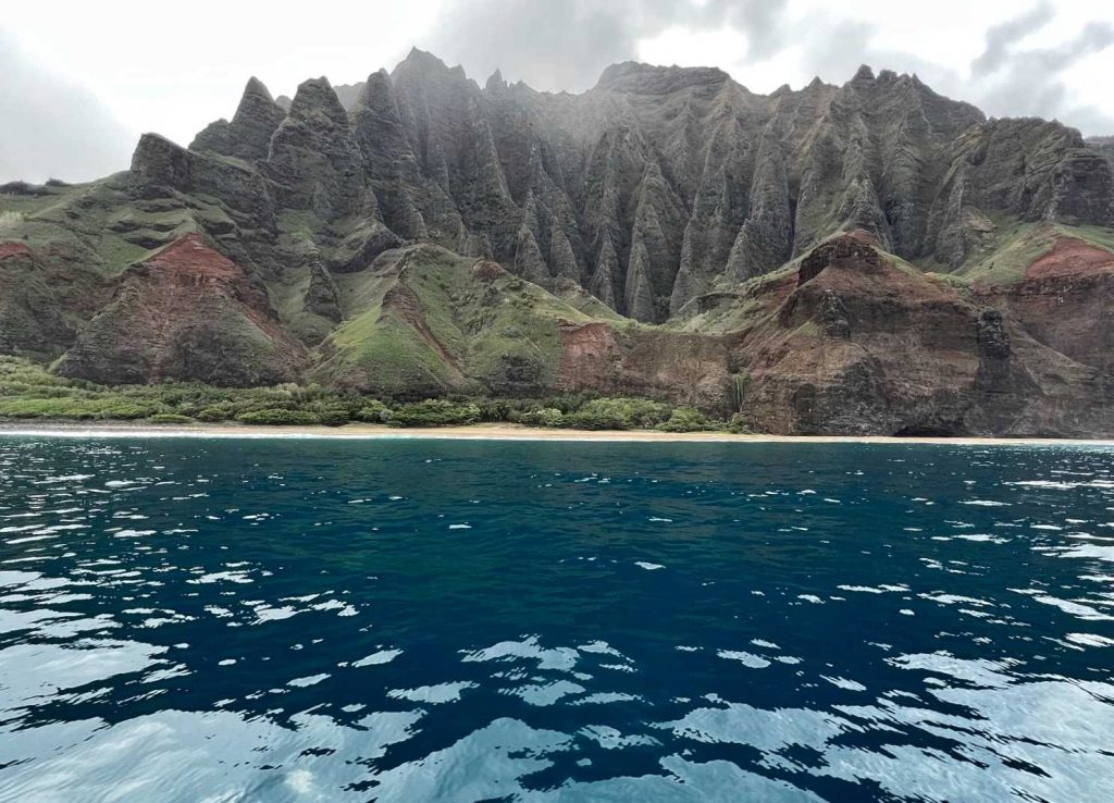 La impresionante Costa de Napali vista desde el barco