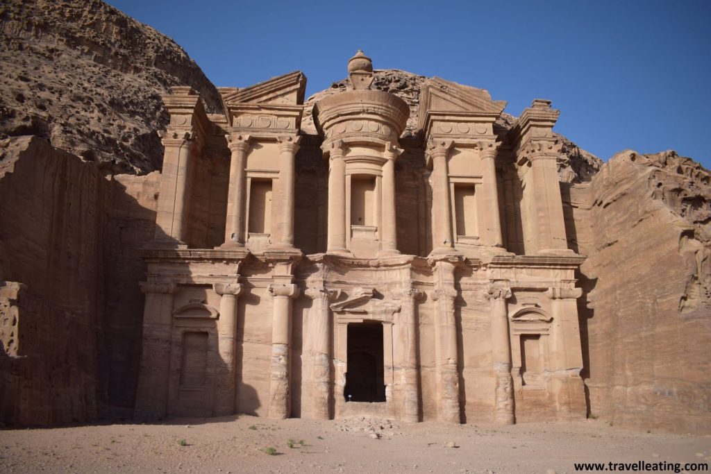 La impresionante fachada del Monasterio de Petra, uno de los lugares imprescindibles de ver en un viaje por Jordania.