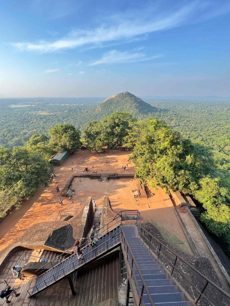 Vistas de Pidurangala desde lo alto del templo de Lion's Rock de Sigiriya.