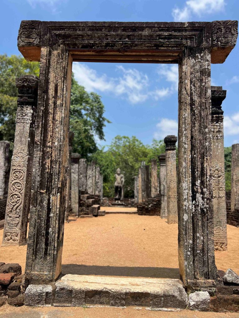 Uno de los templos más bonitos de Polonnaruwa de Sri Lanka.