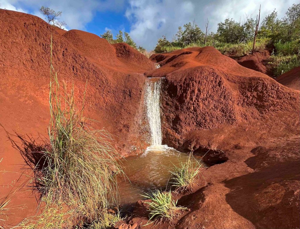 Red Sand Falls, unas pequeñas cascadas rojizas que parecen de otro planeta.