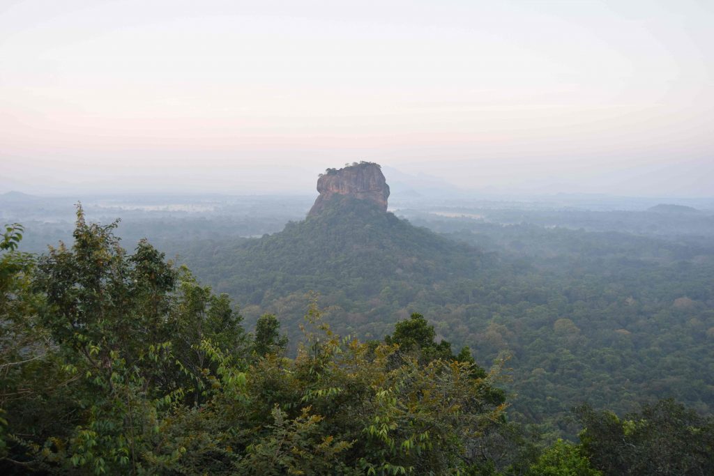 Ir a ver el amanecer desde lo alto de Pidurangala, con vistas a Lion's Rock, es una de las mejores cosas que ver y hacer en Sri Lanka.