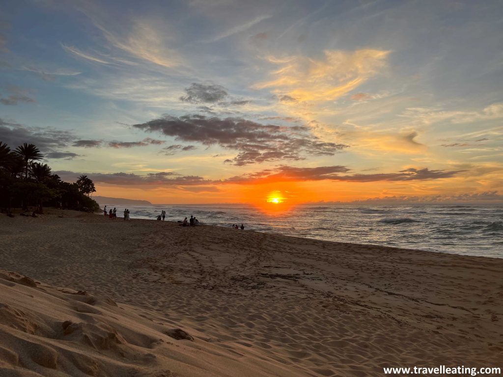 Atardecer en Sunset Beach, uno de los lugares más populares de Oahu para disfrutar de la puesta de sol.