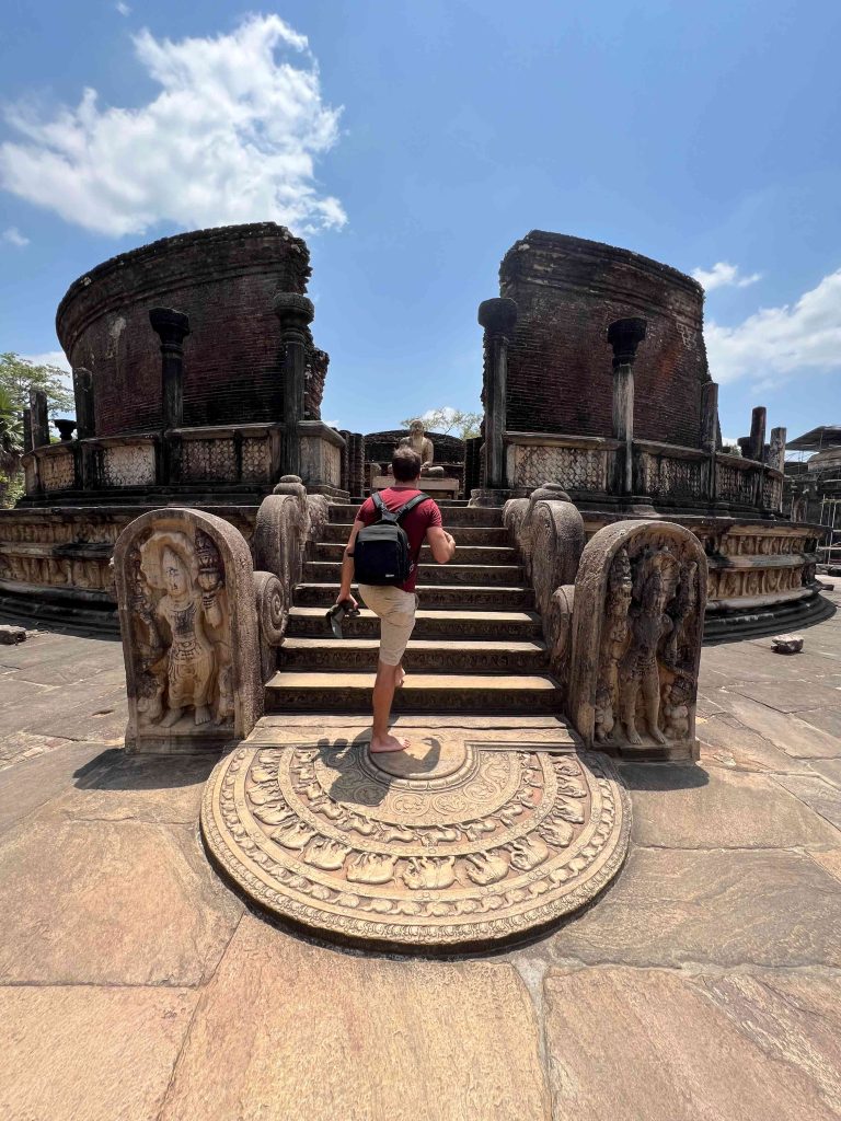 Chico entrando descalzo a uno de los templos que pertenece a las ruinas de Polonnaruwa, uno de los imprescindibles que ver y hacer en Sri Lanka.