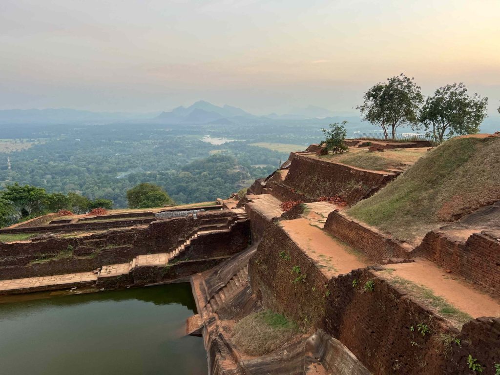 El templo de Lion's Rock de Sigiriya, al atardecer.