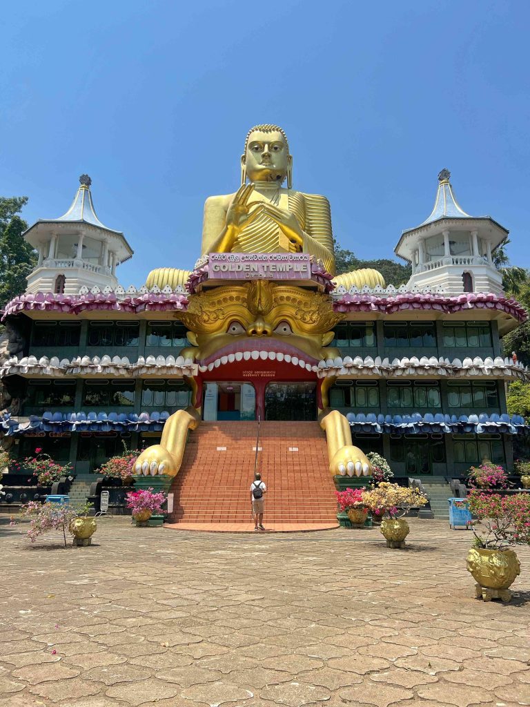 El Templo de Oro de Dambulla es otro de los lugares que ver en Sri Lanka.