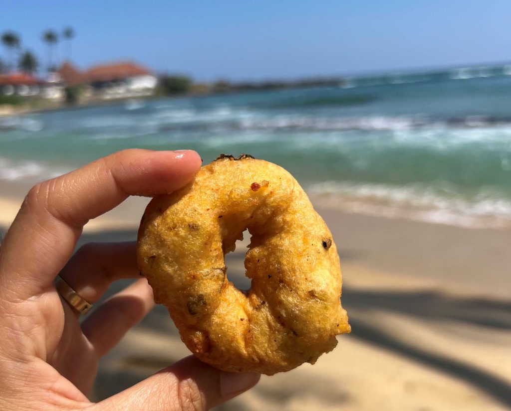 Ulunu vadai, un snack típico de la comida callejera de Sri Lanka.