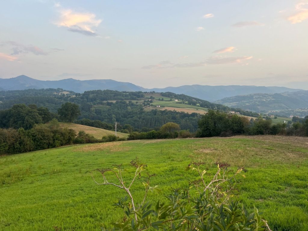 Vistas del valle de Karrantza desde la iglesia de Biañez, uno de los imprescindibles que ver en Carranza.