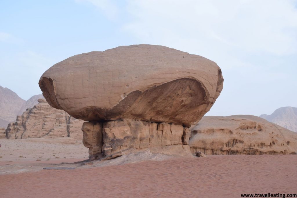 Roca en forma de seta muy popular en el desierto de Wadi Rum. Uno de los imprescindibles que ver en este destino y en cualquier viaje por Jordania.