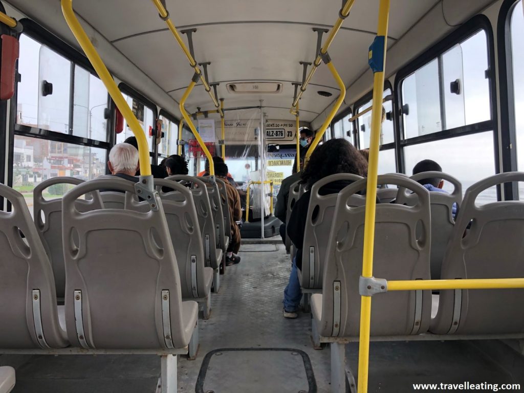 Interior de un autobús local peruano, uno de los medios de transporte más económicos del país.