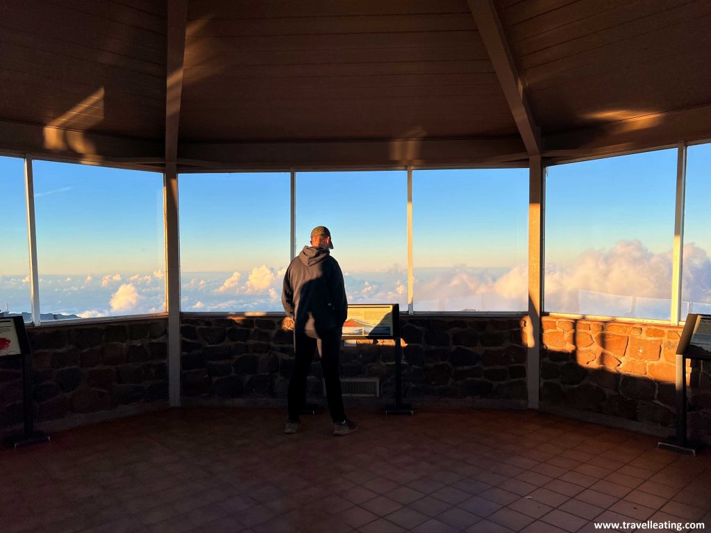 Atardecer sobre las nubes desde lo alto del volcán Haleakala de Maui. Un imprescindible al viajar a Hawaii.