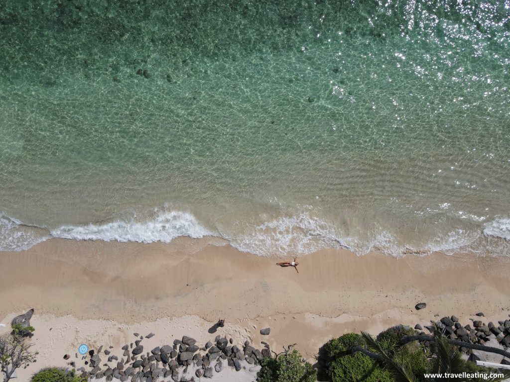 Increíble playa de aguas transparentes y cristalinas a vista de dron.