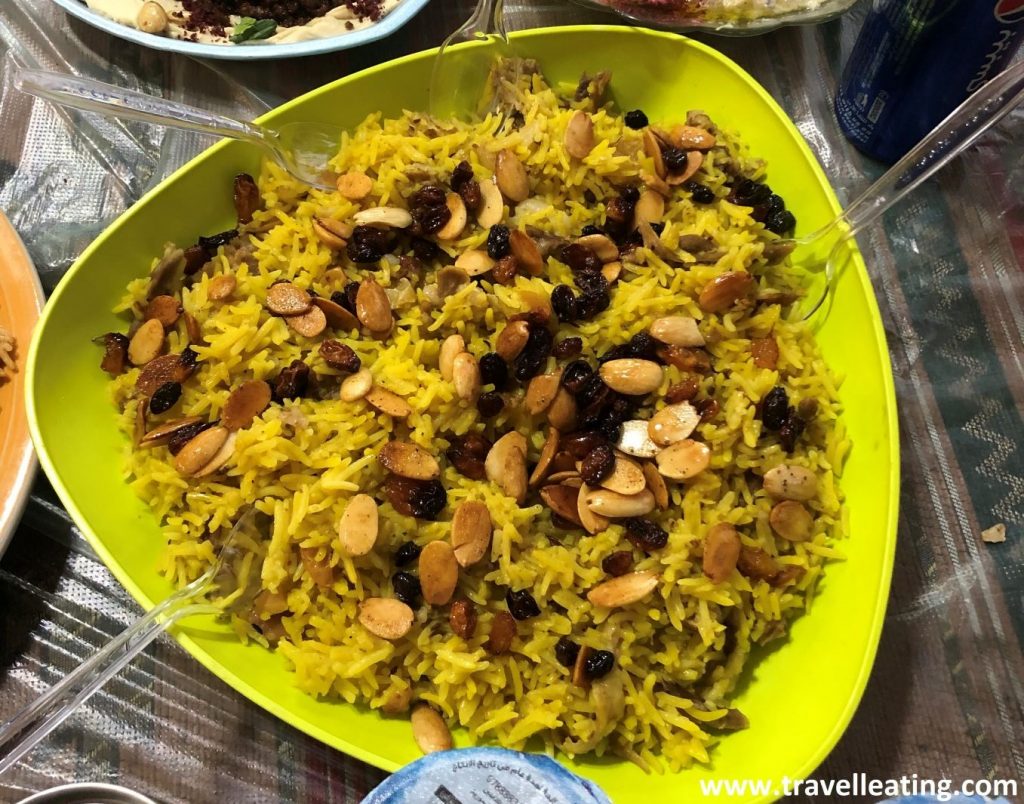 Montaña de arroz hecha con especies, pasas, frutos secos y pollo. Uno de los platos locales más típicos de Jordania el viernes festivo.