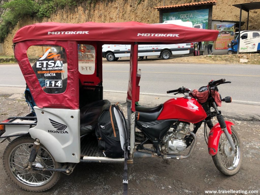 Otra forma de viajar por los pueblos de Perú muy económica es con estos moto-taxis.