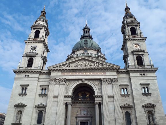 Fachada principal de la preciosa Basílica de San Esteban, uno de los imprescindibles que ver en Budapest.