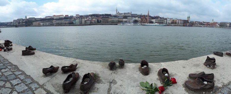 Monumento de unos zapatos frente al río Danubio, uno de los imprescindibles que ver en Budapest.