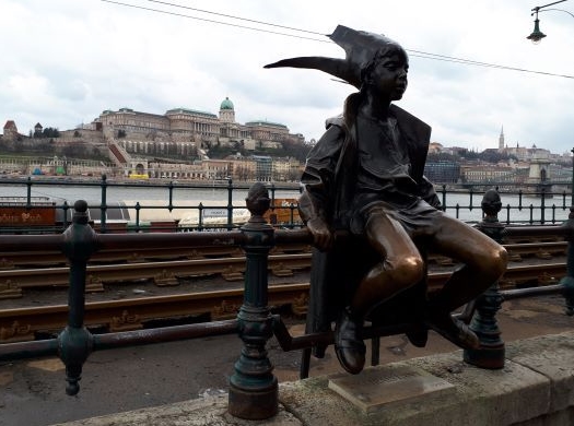 Estatua de la princesita frente al Río Danubio, una de las cosas curiosas que ver en Budapest.