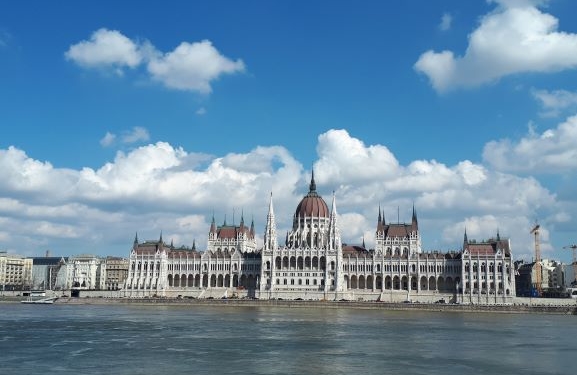 El precioso edificio del parlamento de Budapest es uno de los imprescindibles que ver en esta ciudad.