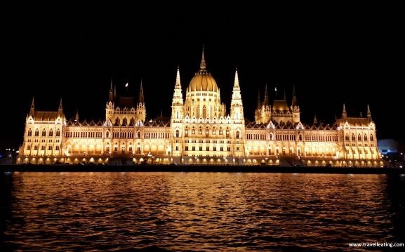 Una de los imprescindibles que hacer en Budapest sin duda es ver su parlamento iluminado de noche.