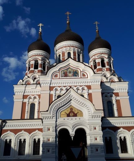 La impresionante fachada blanca de la catedral ortodoxa de Tallin, uno de los imprescindibles que ver en esta ciudad.