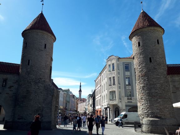 La Puerta Viru es una de las puertas de entrada más conocidas del casco antiguo de Tallin, todo un imprescindible que ver en esta ciudad.