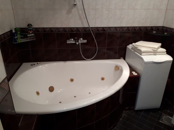 Nuestro baño con jacuzzi de nuestro apartamento de Tallin.
