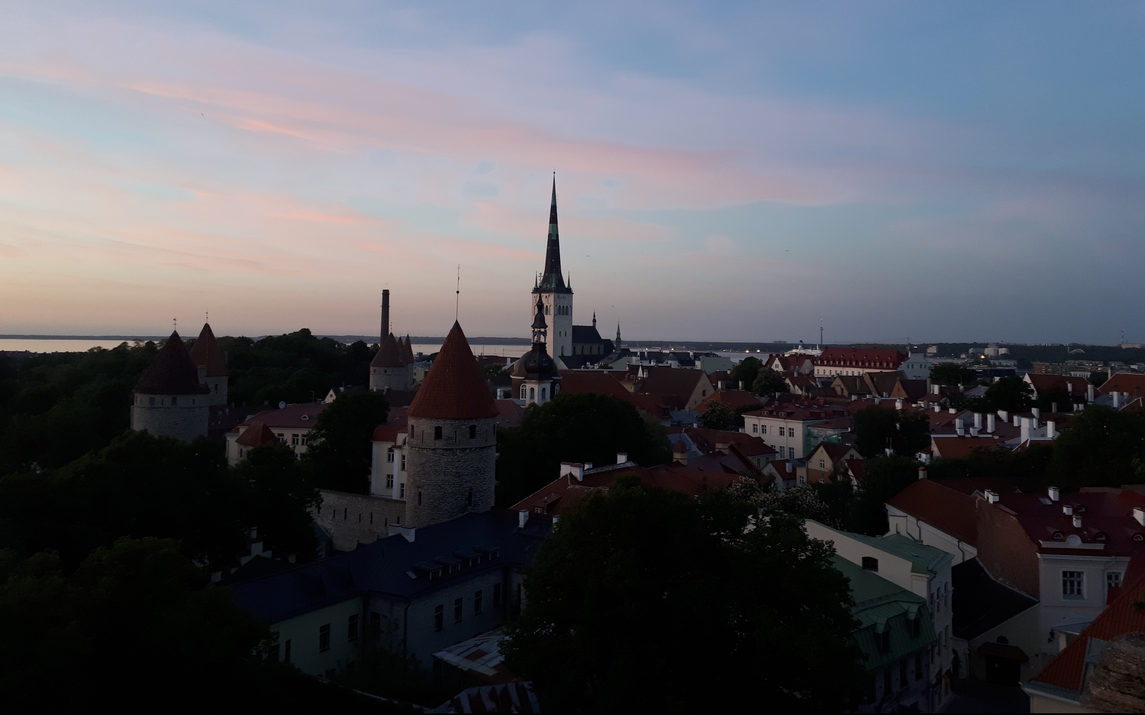 Vistas del casco histórico de Tallin al atardecer, desde uno de sus miradores.