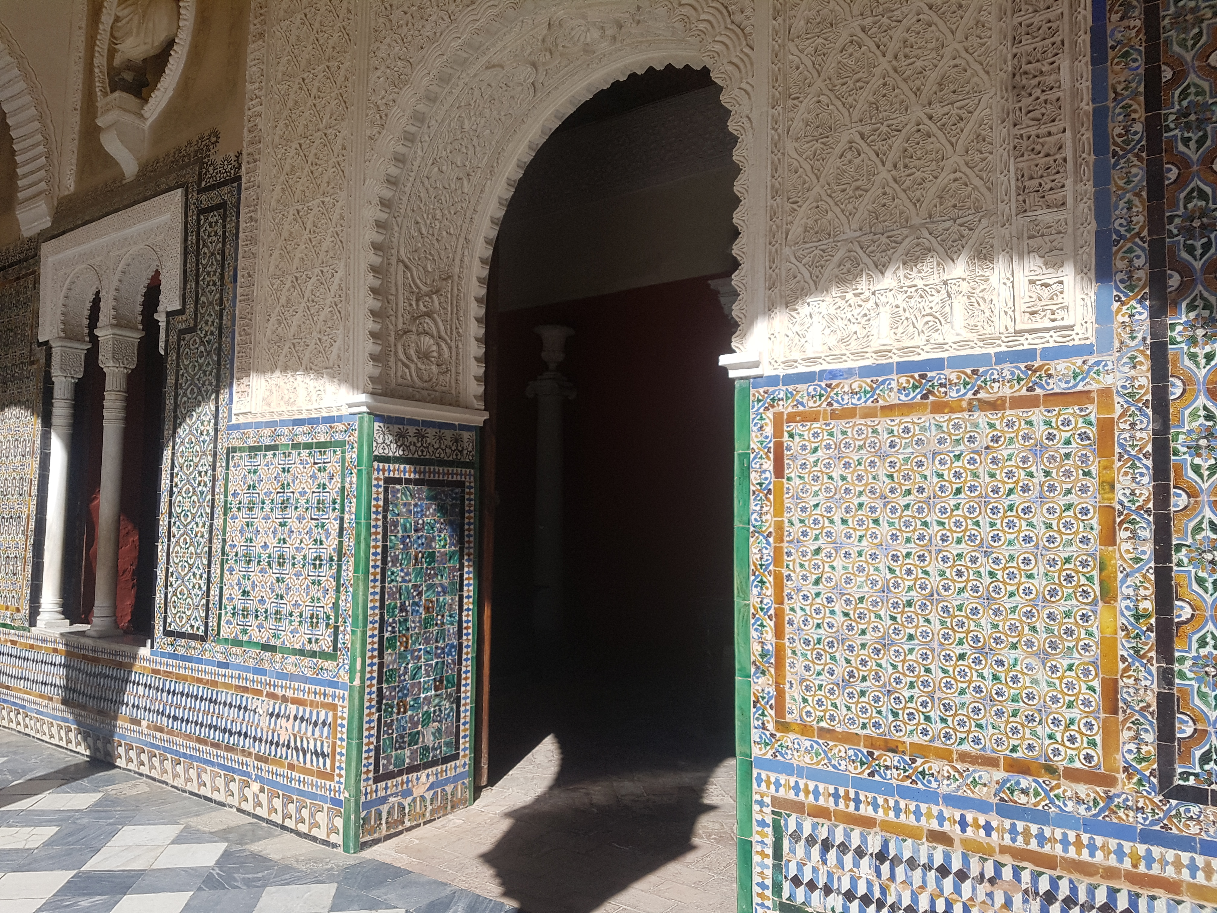 Preciosos azulejos de colores de las paredes de uno de los patios interiores de la Casa Pilatos.