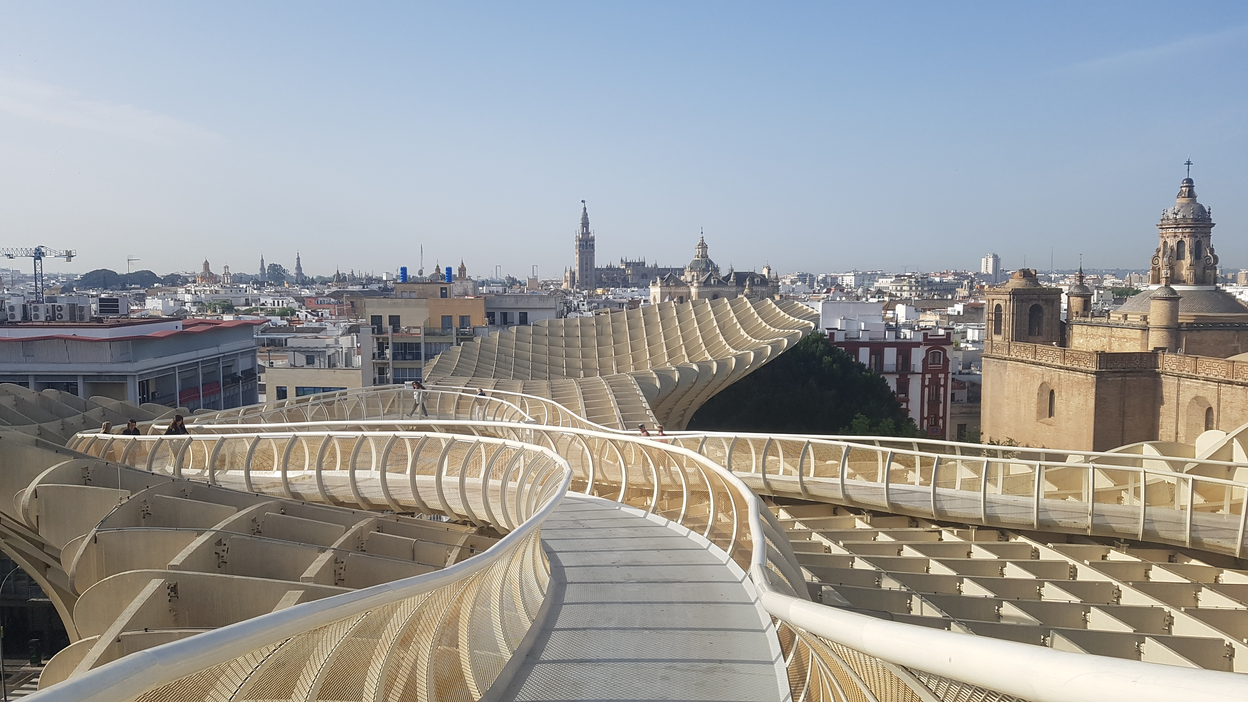 Vistas de la ciudad de Sevilla con la Giralda al fondo des del mirador de Las Setas.