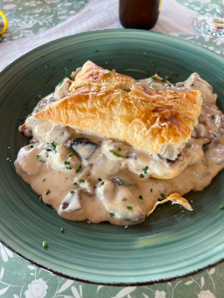 Comida casera vasca en el restaurante Aizko Pozalagua del valle de Carranza