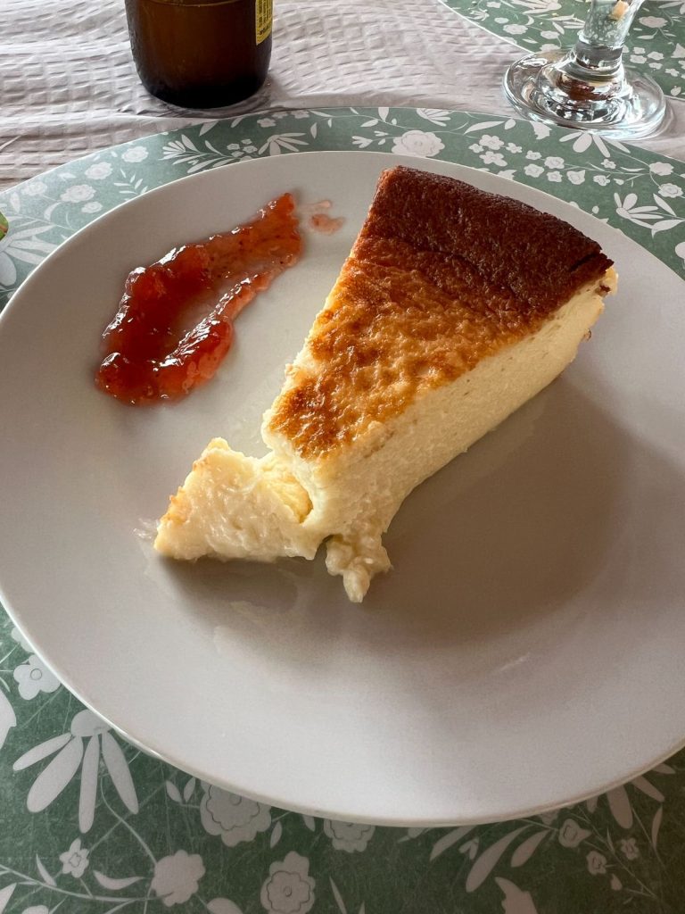 Tarta de queso del restaurante Aizko Pozalagua, uno de los rescomendados del Valle de Carranza