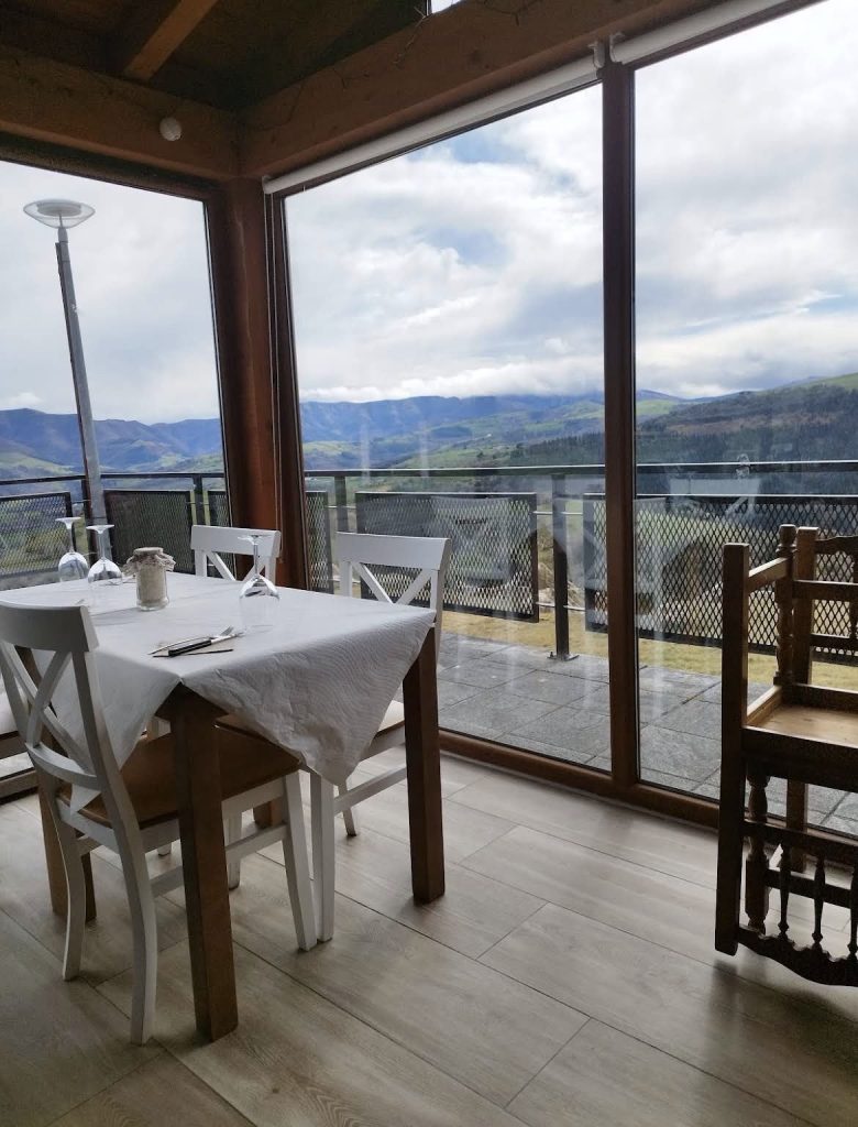 Vistas del Aizko Pozalagua, uno de nuestros restaurantes recomendados en Carranza.