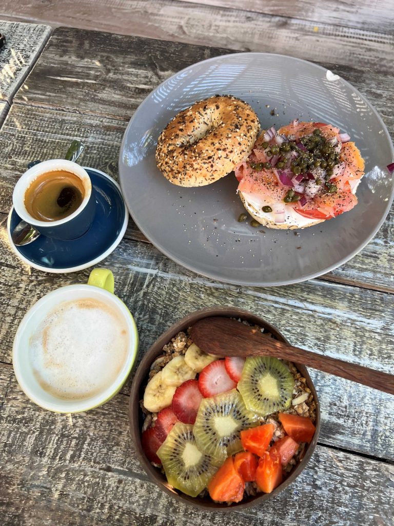 Desayuno con babel, cafés y açaí bowl en el Belle Surf Cafe de Lahaina.