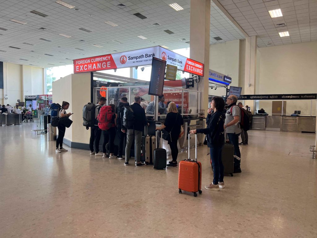 En el aeropuerto de Sri Lanka encontraréis muchas casas de cambio para poder cambiar dinero metálico a rupias de Sri Lanka.