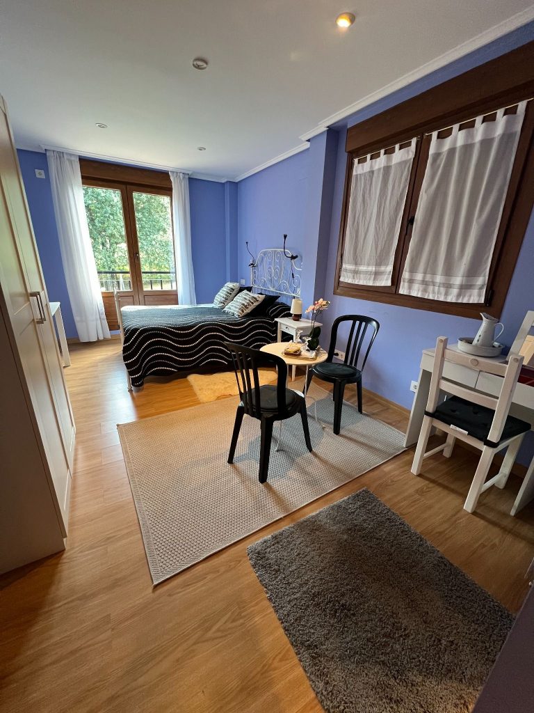 Habitación amplia y muy completa de Casa Rural Mendialai, uno de los mejores alojamientos rurales del Valle de Carranza.