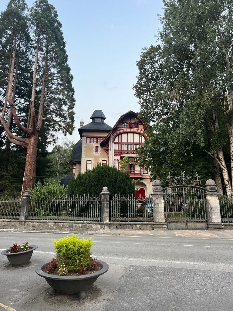 Hacer una ruta para ver y conocer las casas indianas del Valle de Carranza es una de las recomendaciones sobre qué ver y hacer en esta zona.