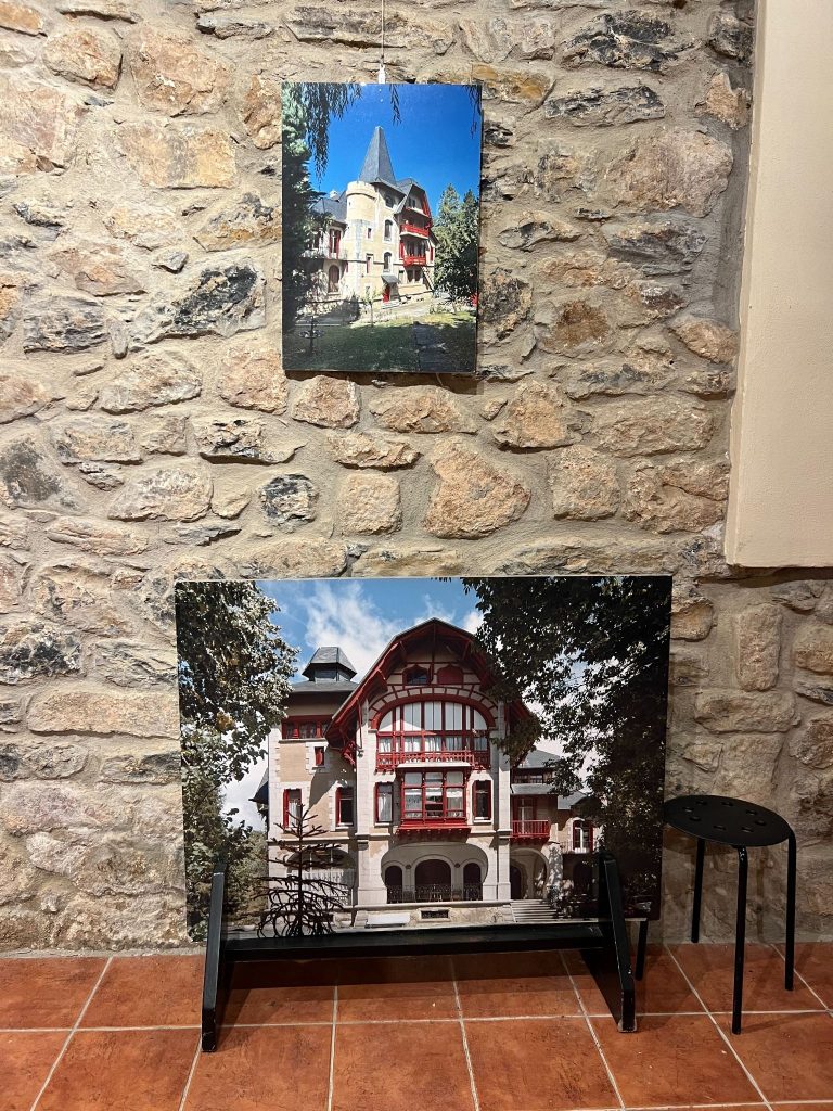 Exposición fotográfica de imágenes de casas indianas del Valle de Carranza en la Iglesia de Biañez.