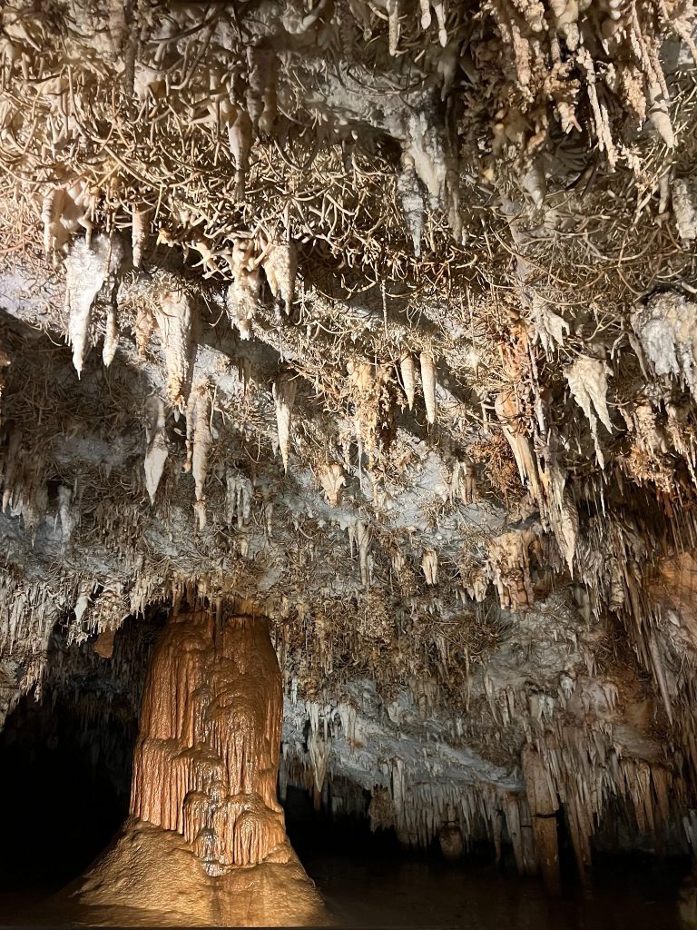 Estalactitas excéntricas en la preciosa Cueva de Pozalagua. Su visita es una de las mejores cosas que ver y hacer en el Valle de Carranza.
