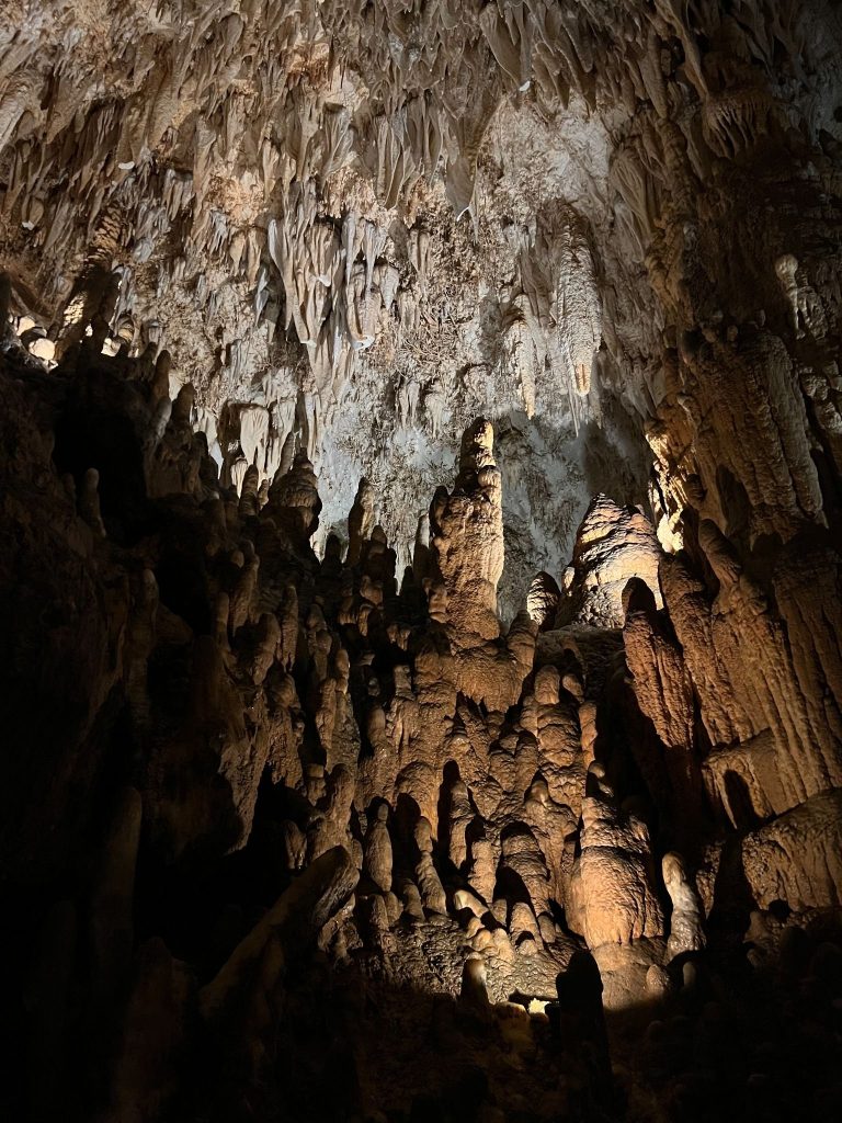 La impresionante Cueva de Pozalagua, una catedral subterránea natural. Uno de los lugares más recomendables del Valle de Carranza y por tanto uno de los imprescindibles que ver y hacer en el País Vasco.