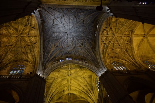Techo interior de la Catedral de Sevilla, lleno de bóbedas con cenefas.