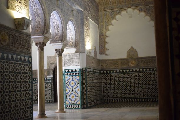 Sala interior del Real Alcázar con arcos y azulejos, al más puro estilo marroquí.