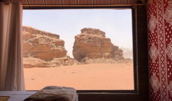 Increíbles vistas al desierto desde un gran ventanal de una tienda beduina.