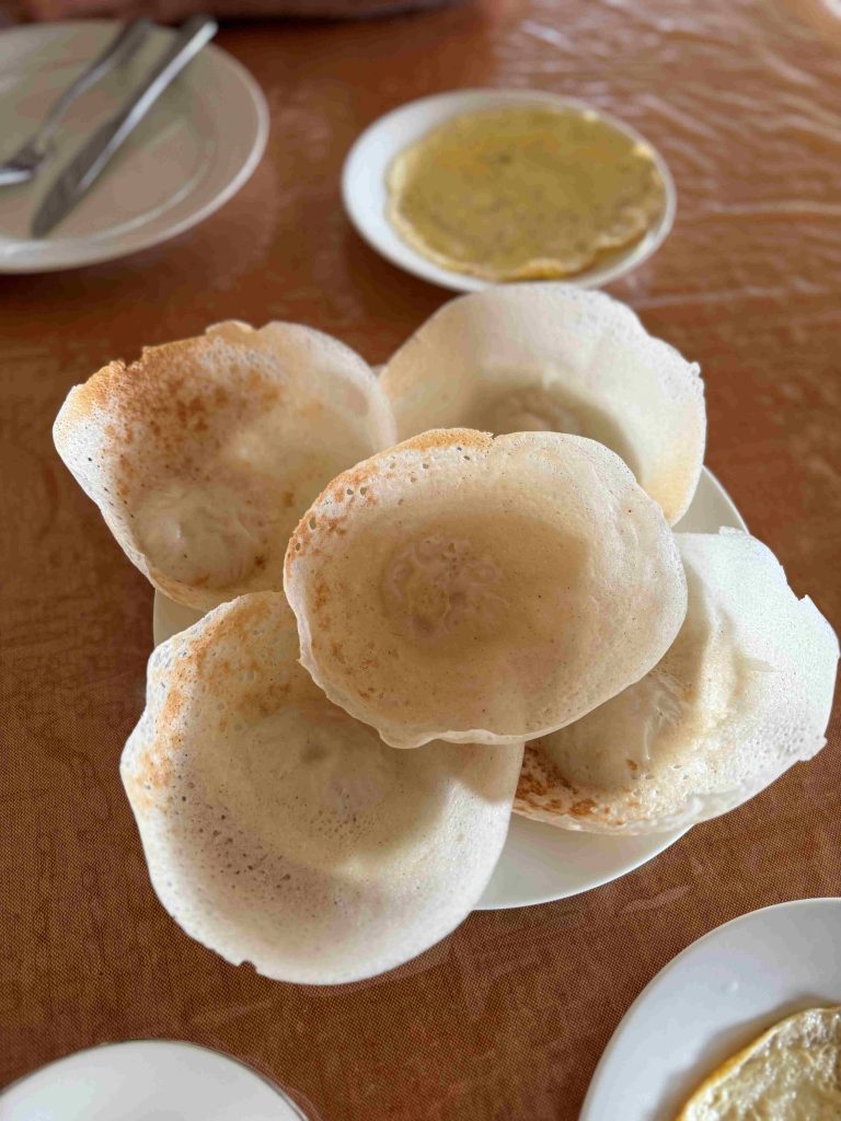 Los Egg Hoppers son uno de los platos más típicos de la gastronomía de Sri Lanka y se sirven comúnmente en el desayuno o la cena.