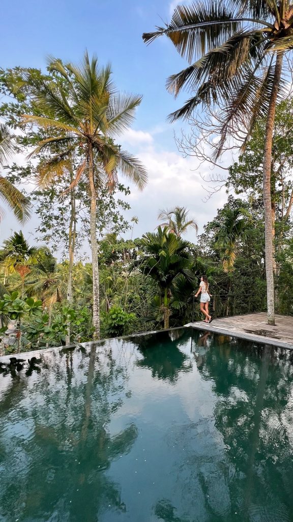 Atardecer en la preciosa piscina del Good Vibes Villa de Unawatuna, Sri Lanka.