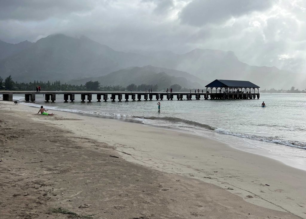 Muelle de la Hanalei Beach con las montañas de telón, una de las playas más populares de Kauai.