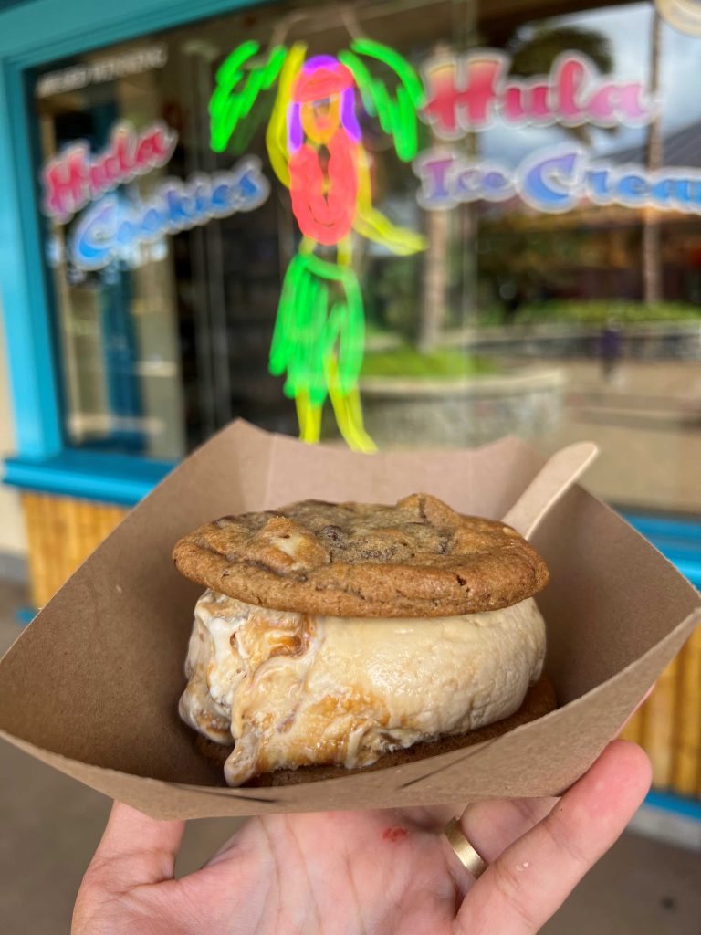 Sandwich de helado hecho con las deliciosas Hula Cookies de Maui.