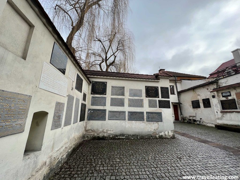 Entrada a la Sinagoga y el cementerio Remuh.