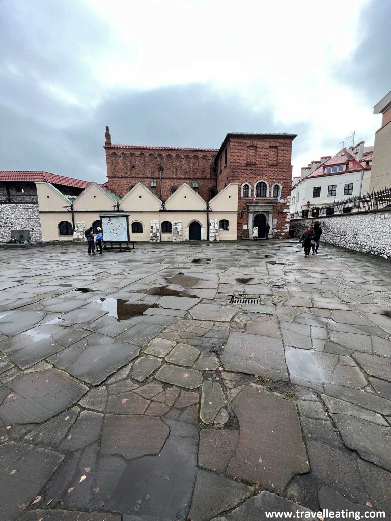 Entrada de la Sinagoga Vieja de Cracovia, uno de los lugares que ver y visitar en el antiguo barrio judío de Cracovia.