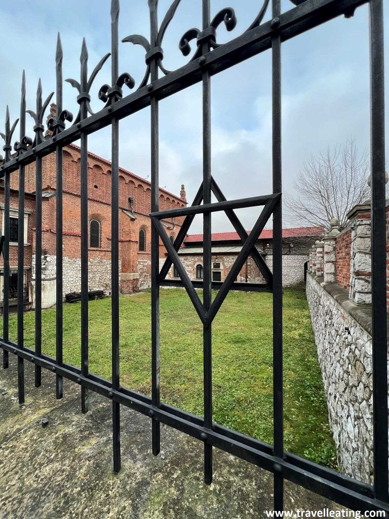 La estrella judía en una verja de la Sinagoga Antigua de Cracovia.