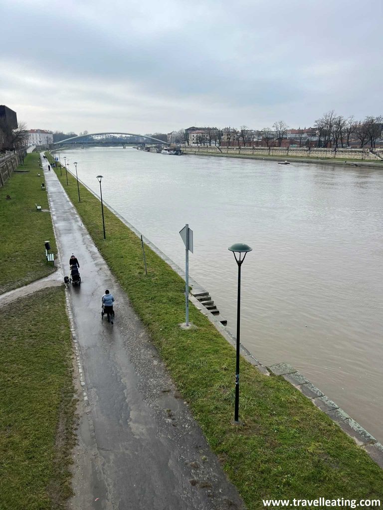 Cruzando un puente sobre el río Vístula de Cracovia.